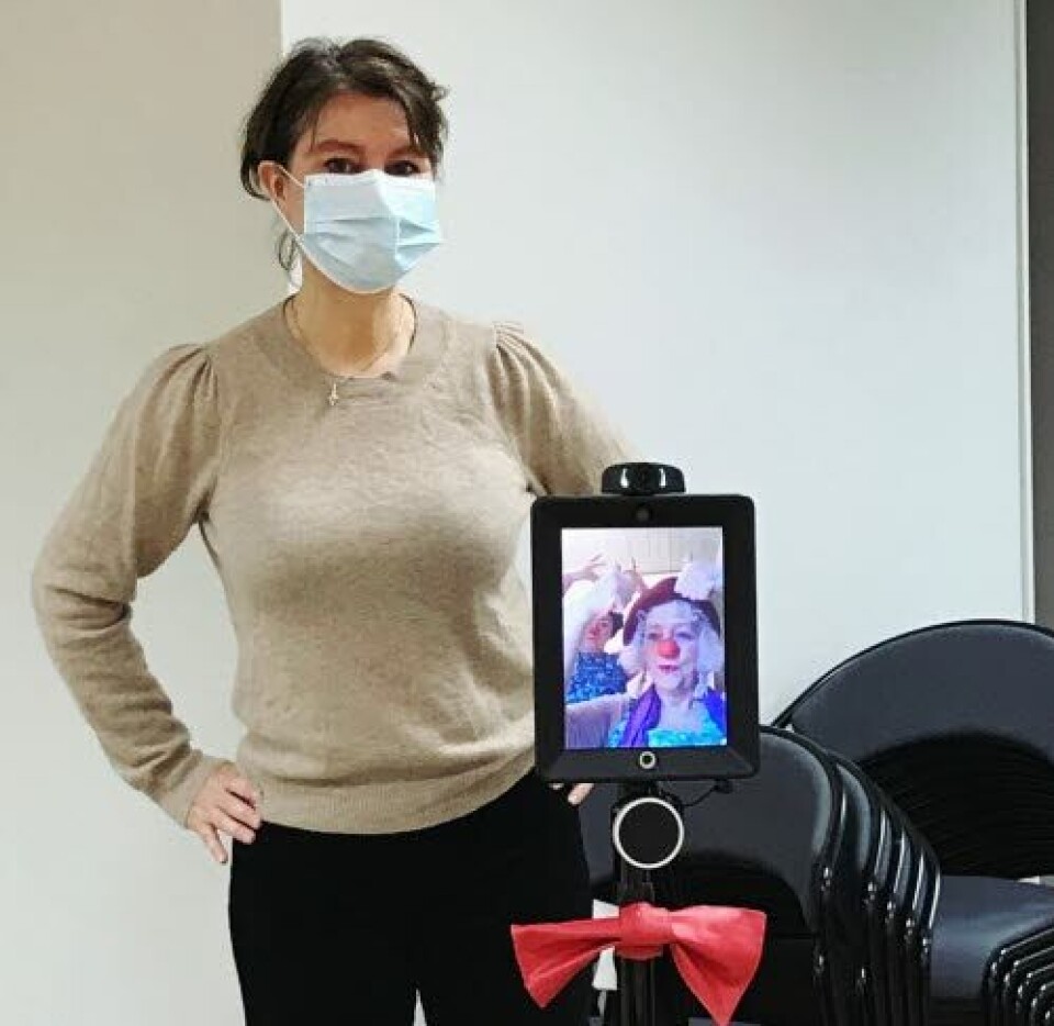 MORSOMT: – Det vi trodde ville være upassende og kaldt, fordi det blir gjennom en fjernstyrt robot, ble varmt og morsomt, sier Vibeke Stølen, daglig leder i Klokkeklovnene. Foto: privat