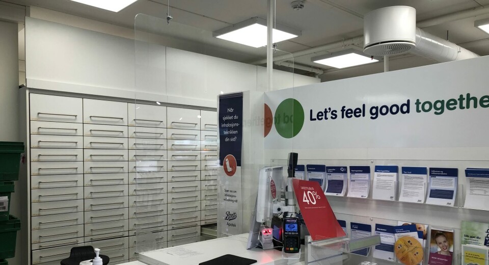 Bildet viser plexiglass som er hengt opp foran en av skrankene på Boots apotek Heimdal. – Dette innføres for å redusere dråpesmitte med store dråper, men også for å sikre avstand, sier kommunikasjonssjef i Boots Norge, Anne Margrethe Aldin Thune. Foto: Privat