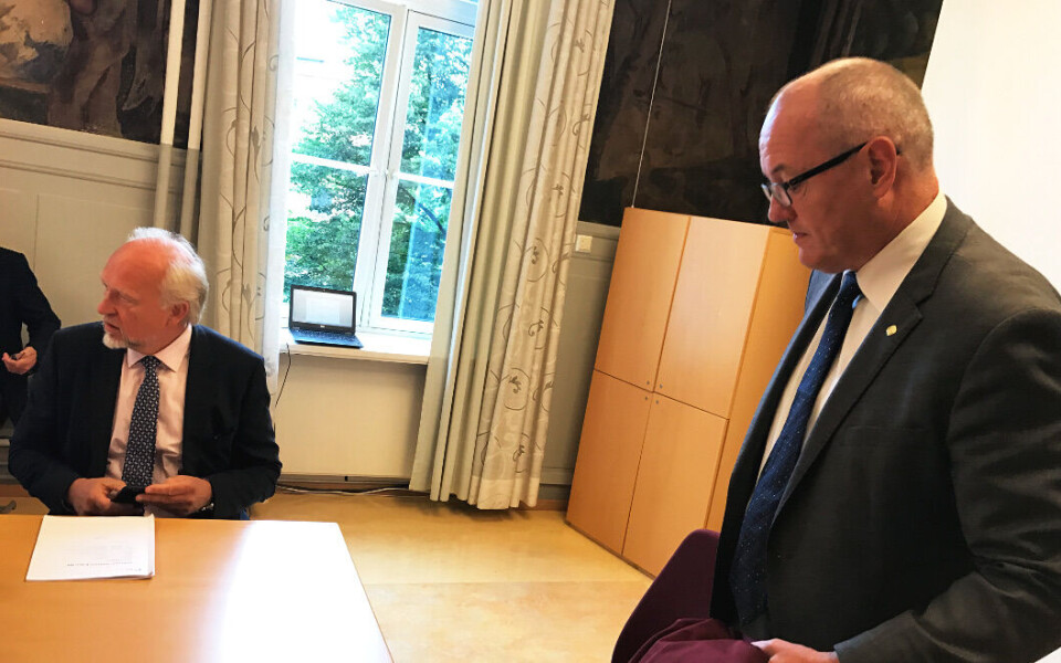 BEKYMRINGSMØTE: Administrerende direktør ved OUS, Bjørn Erikstein (t.v), fikk mandag beskjed av styreleder Gunnar Bovim om å tett følge opp klinikkene. Sykehuset ligger mange millioner bak skjema hittil i år. Foto: Anne Grete Storvik