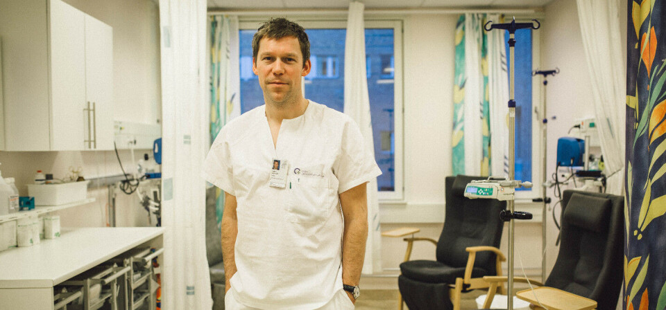 LANGSIKTIG: – Vi vet jo at en del behandlingsmetoder kan være negative i starten og likevel gi en gevinst på sikt. Men selvfølgelig er det viktig å følge med dødeligheten, og en stopp i inklusjonen er nok riktig, sier Fredrik Schjesvold, nasjonal koordinator for studiene i Norge. Foto: Lene Sørøy Neverdal
Foto: