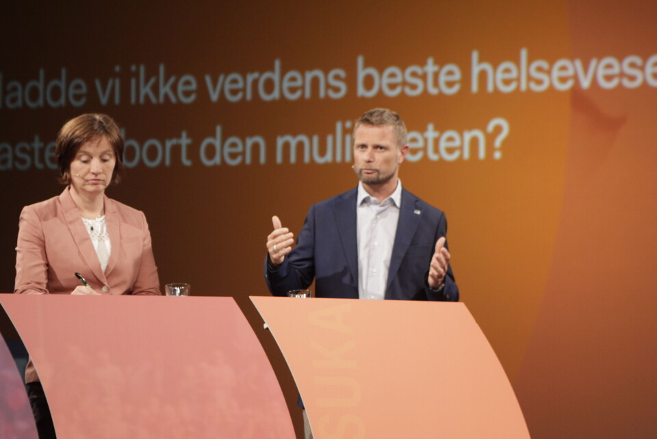 FORSVARTE 'HJERTEBARN': Bent Høie (H) forsvarte ordningen med Fritt behandlingsvalg under helsedebatten i Arendal. Til venstre Kjersti Toppe (Sp). Foto: Lasse Moe