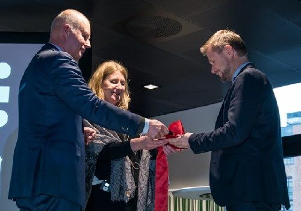 OVERRAKTE UTREDNING: Helsedirektør Bjørn Guldvog og e-helsedirektør Christine Bergland overrakte helseminister Bent Høie utredningen under åpningen av Direktoratet for e-helse.
Foto: Vidar Sandnes