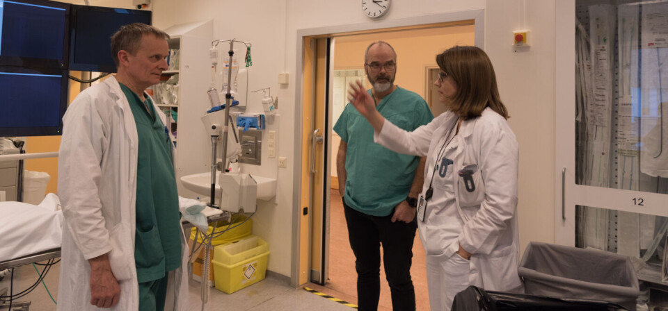 TREDOBLET SJANSE: – Sannsynligheten for å bli selvhjulpen etter hjerneslaget var nesten tre ganger større for dem som hadde gjennomgått trombektomi enn for dem som bare fikk vanlig medikamentell behandling, sier OUS-overlege Anne Hege Aamodt, her med intervensjons-nevroradiologene Terje Nome (t.v.) og Øivind Gjertsen. Foto: Per Corneliussen Foto: