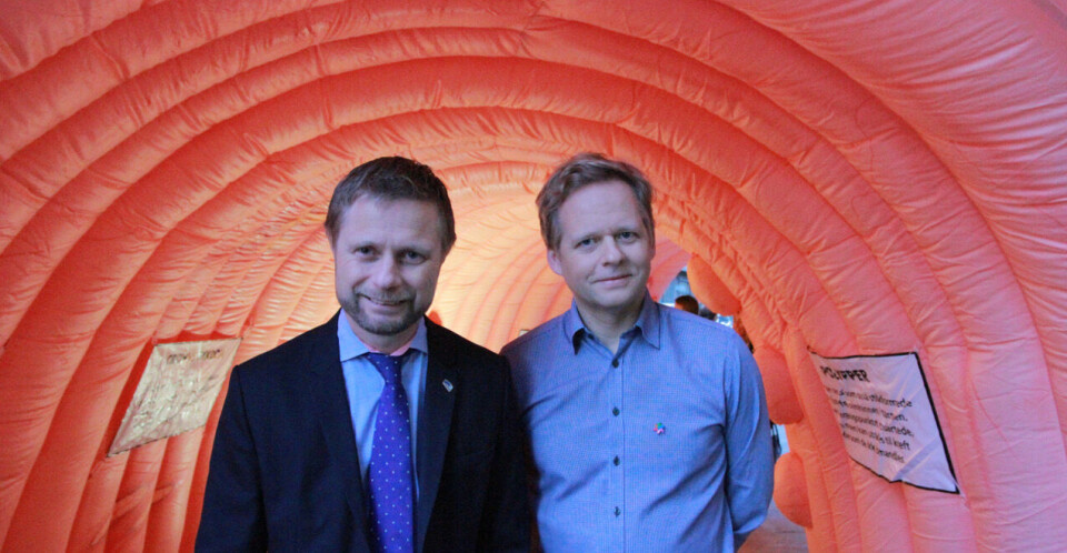 VIL SPRE KUNNSKAP OM TARMKREFT: Helseminister Bent Høie (t.v) deltok på Verdens kreftdag samman med Kreftforeningens Ole Alexander Opdalshei. En oppblåsbar tarm var for anledningen Kreftforeningens alternative røde løper på arrangementet i Oslo torsdag. Foto: Kreftforeningen