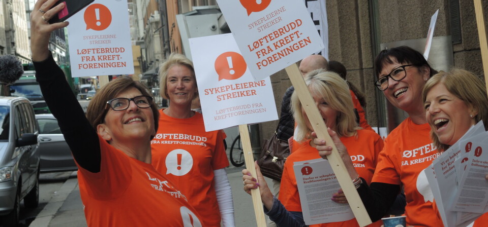 Leder i NSF, Eli Gunhild By (foran) tar en selfie med streikende sykepleiere i Kreftforeningen. Foto: NSF