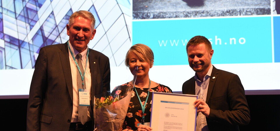 Møteleder Erik Kreyberg Normann (til venstre) delte ut prisen for årets helseleder til Nina Mevold, sammen med helseminister Bent Høie. Foto: Per Corneliussen