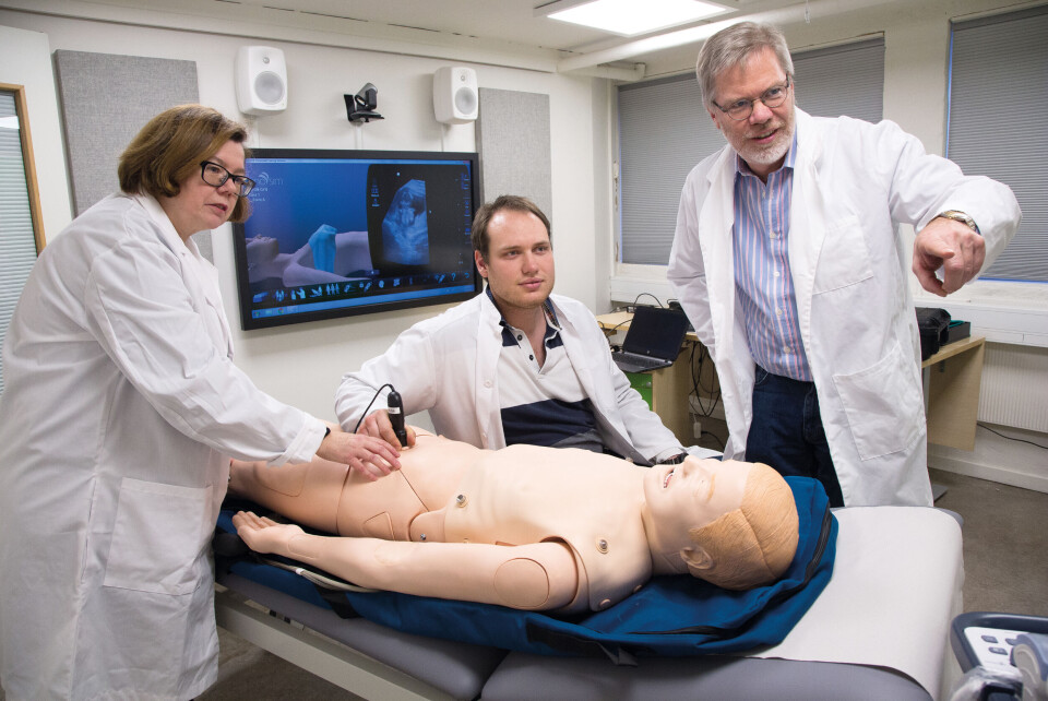 SIMULERING PÅ NY LAB: Elin Rosvold og Kenneth Sagedal instruerer hvordan medisinstudent Jon Viggo Dolva Sagedal kan gjennomføre en ultralydundersøkelse. Foto: Yngve Vogt/Apollon Foto: