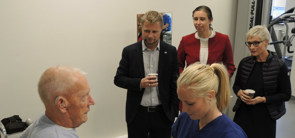 HJERNESLAGPASIENTER: Helseminister Bent Høie deltok under presentasjonen av prosjektet C3 ved Aker sykehus, OUS onsdag. Ved siden av Høie står direktør Mona Skaret i Innovasjon Norge (t.v.)og senterdirektør Kari Kværner ved C3,OUS. Foran: Pasient Arne Andersen og fysioterapeut Ingvild Øian Gjermundsen. Foto: Innovasjon Norge Foto: