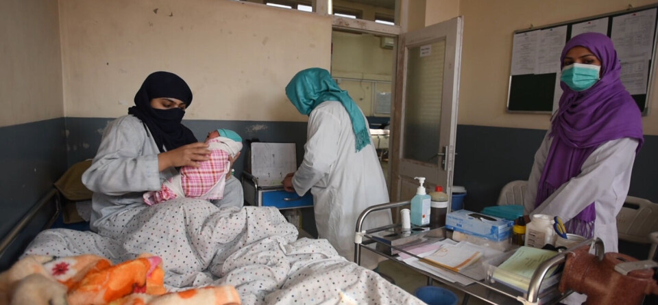 HELSEHJELP: Ved to av tre fødsler i Afghanistan er det ikke helsepersonell tilstede. Médecines sans frontières (Leger uten grenser) bistod i fjor ved forløsning av over 66.000 barn i landet. Foto: Foto: Najiba Nori/Leger uten grenser. Foto: