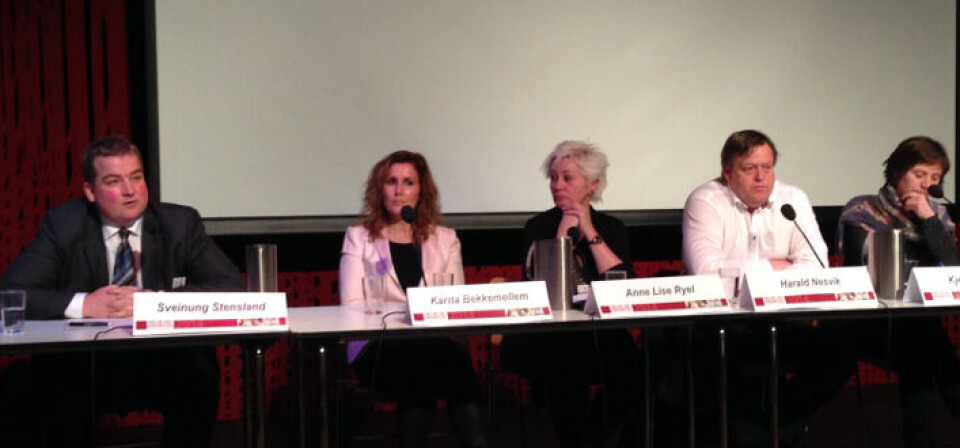 LEGEMIDDELDEBATT: Sveinung Stensland (H), Karita Bekkemellem (LMI), Anne Lyse Ryel (Kreftforeningen), Harald Nesvik (Frp) og Kjersti Toppe (Sp) i panelet under konferansen Helse og fremtid på Litteraturhuset i Oslo torsdag. Foto: Målfrid Bordvik