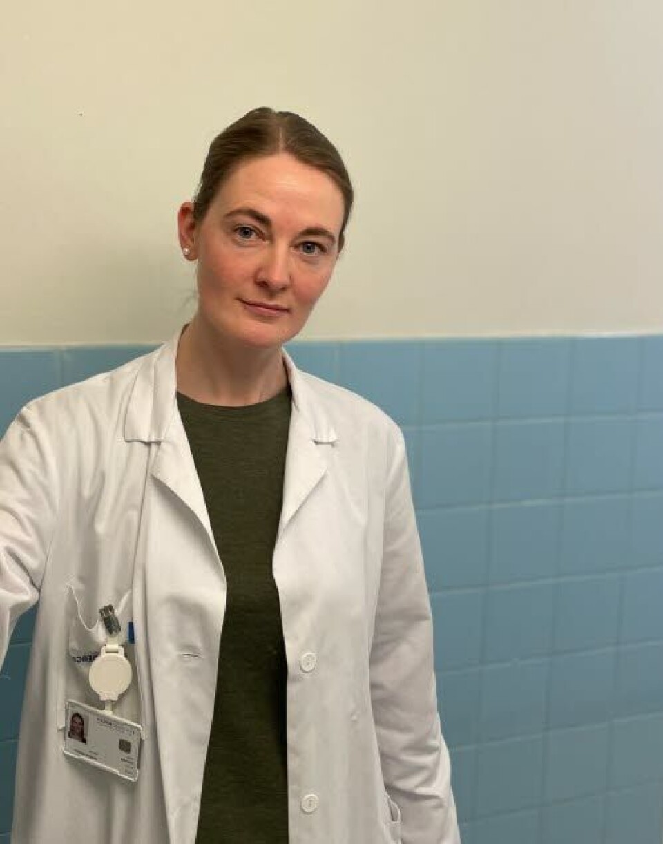 Overlege Kaja Irgens-Hansen sier det er viktig at helsepersonell får god informasjon, utredning og behandling slik at en unngår kroniske hudplager og fravær fra arbeid. Foto: Haukeland universitetssjukehus Overlege Kaja Irgens-Hansen sier det er viktig at helsepersonell får god informasjon, utredning og behandling slik at en unngår kroniske hudplager og fravær fra arbeid. Foto: Haukeland universitetssjukehus