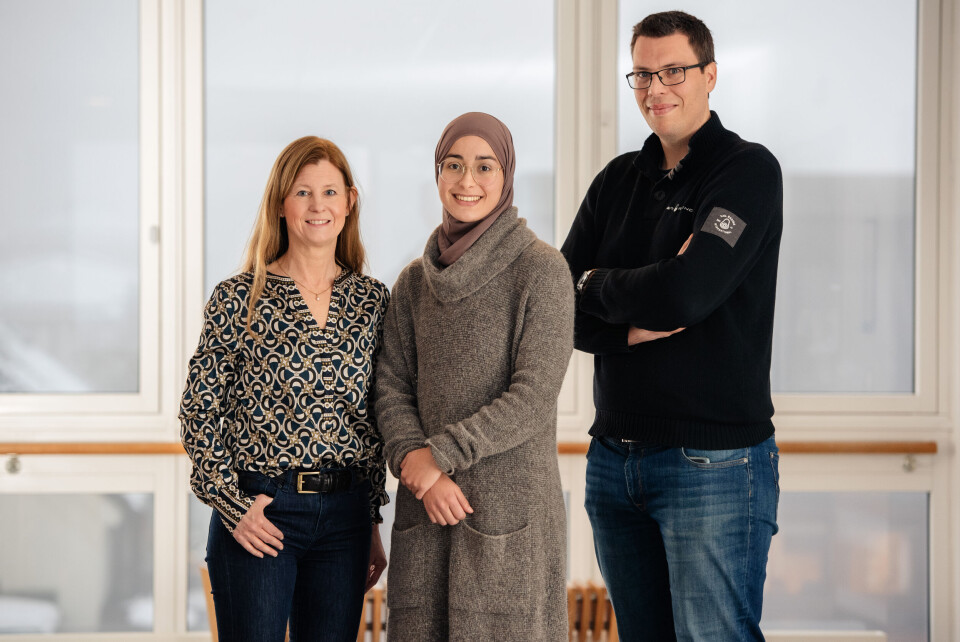 KINISK PRAKSIS: Imane Bardan håper forskningen kan føre til retningslinjer for klinisk praksis. Her mellom sine veiledere overlege og post.doc Anna-Birgitte Aga og overlege og post.doc, Eirik Klami Kristianslund. Foto: Nicolas Tourrenc Foto: KINISK PRAKSIS: Imane Bardan håper forskningen kan føre til retningslinjer for klinisk praksis. Her mellom sine veiledere overlege og post.doc Anna-Birgitte Aga og overlege og post.doc, Eirik Klami Kristianslund. Foto: Nicolas Tourrenc Foto: