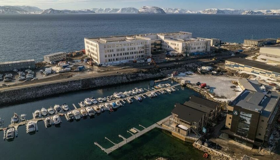 ALLEREDE FOR LITE? Nye Hammerfest sykehus er i ferd med å reise seg helt i sjøkanten. Bygget skal stå ferdig i 2025, men Legeforeningen er bekymret for at det allerede ved åpningen vil være for lite.
