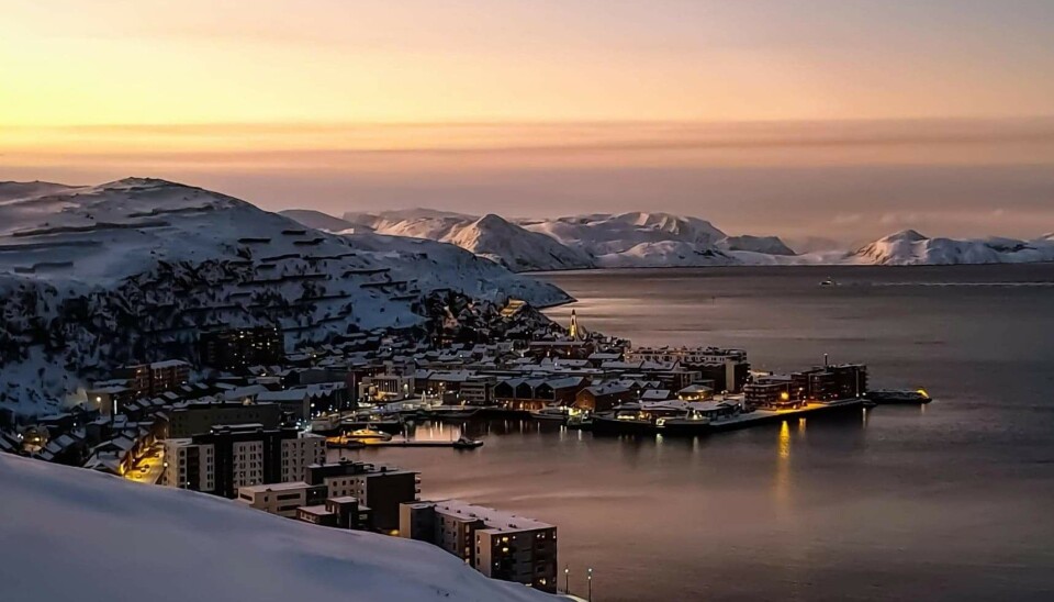 LIVSKVALITET: – Kunnskapen om helsefremmende samfunn må tas i bruk og være grunnmuren i samfunnet vårt, fastslår artikkelforfatterne. Bildet viser Hammerfest, fotografert fra Mollafjellet. LIVSKVALITET: – Kunnskapen om helsefremmende samfunn må tas i bruk og være grunnmuren i samfunnet vårt, fastslår artikkelforfatterne. Bildet viser Hammerfest, fotografert fra Mollafjellet.