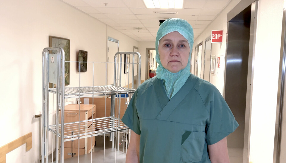 FULLT PASIENTFOKUS: Anestesisykepleier Marianne Amundsen forteller at pauserommet er arena for å drøfte nedskjæringene, men i operasjonsrommet er det 100 prosent fokus på pasientene.