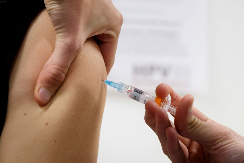 IKKE BRA NOK: I dag tilbyr Norge vaksinen Cervarix, som blant annet skal beskytte mot livmorhalskreft. Overlege Sveinung Sørbye vil haller ha den nyere vaksinen Gardasil 9. Foto: Heiko Junge / NTB IKKE BRA NOK: I dag tilbyr Norge vaksinen Cervarix, som blant annet skal beskytte mot livmorhalskreft. Overlege Sveinung Sørbye vil haller ha den nyere vaksinen Gardasil 9. Foto: Heiko Junge / NTB