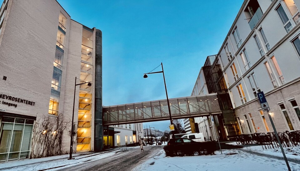 St. Olavs hospital er fullt. Akuttmottaket sliter å sende pasienter videre inn i sykehuset.