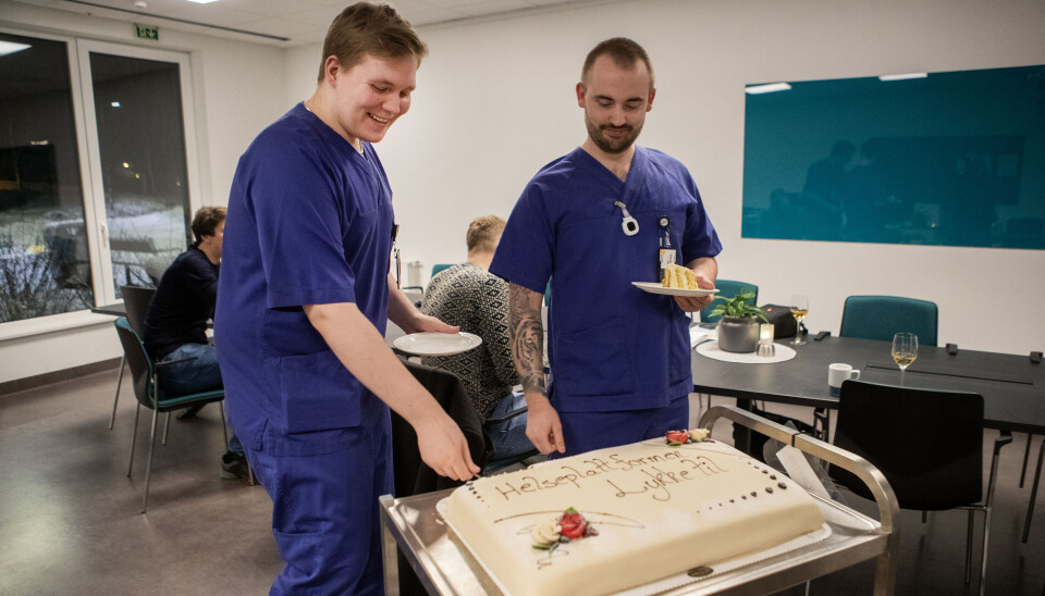 FEIRET MED KAKE: Pleieassistentene Odd Einar Veie (t v) og Teodor Barstad Fenre forsynte seg av kake på Staup helsehus i Levanger da Helseplattformen var på lufta. FEIRET MED KAKE: Pleieassistentene Odd Einar Veie (t v) og Teodor Barstad Fenre forsynte seg av kake på Staup helsehus i Levanger da Helseplattformen var på lufta.