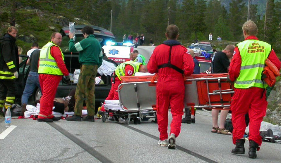 INFORMASJONSANSVAR? Personer kan bli identifisert på ulykkesbilder i avisen eller i sosiale medier, med eller uten synlig bilskilt. – Har vi da rett til å informere, uansett hvor generell informasjonen er? spør artikkelforfatteren. INFORMASJONSANSVAR? Personer kan bli identifisert på ulykkesbilder i avisen eller i sosiale medier, med eller uten synlig bilskilt. – Har vi da rett til å informere, uansett hvor generell informasjonen er? spør artikkelforfatteren.