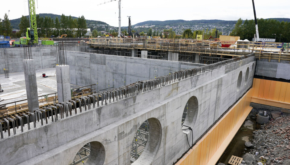 JUSTERER: Regjeringen lover at den skal inflasjonsjustere lånene til helseforetakene for å dekke ekstrakostnader ved pågående byggeprosjekter, som nye Drammen sykehus. JUSTERER: Regjeringen lover at den skal inflasjonsjustere lånene til helseforetakene for å dekke ekstrakostnader ved pågående byggeprosjekter, som nye Drammen sykehus.
