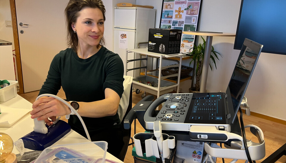 NYTTIG: Ved fastlegekontoret har de gått til kinnkjøp av ultralydmaskiner til alle kontorene, slik at både legene og sykepleier alltid har en maskin tilgjengelig. Her er det sykepleier Lillann Haaland Kleppa som tester ut maskinen. NYTTIG: Ved fastlegekontoret har de gått til kinnkjøp av ultralydmaskiner til alle kontorene, slik at både legene og sykepleier alltid har en maskin tilgjengelig. Her er det sykepleier Lillann Haaland Kleppa som tester ut maskinen.