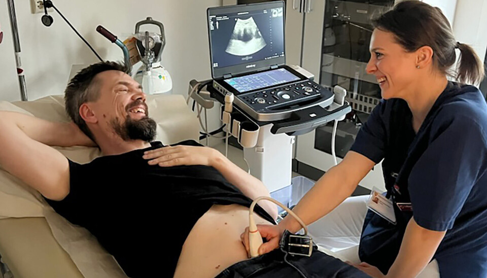 ØVER: De ansatte ved legesenteret tester det nye utstyret på hverandre og øver på å bruke det. Her er det sykepleier Lillann Haaland Kleppa som scanner Bjarte Sørensens blære. ØVER: De ansatte ved legesenteret tester det nye utstyret på hverandre og øver på å bruke det. Her er det sykepleier Lillann Haaland Kleppa som scanner Bjarte Sørensens blære.
