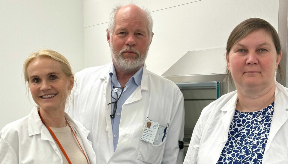 NYE BEHANDLINGSMETODER: Mona Elisabeth Revheim (fra venstre), Øyvind Bruland og Asta Juzeniene står bak forskningsprosjektet TARACAN, som jakter nye radionuklide behandlingsformer.