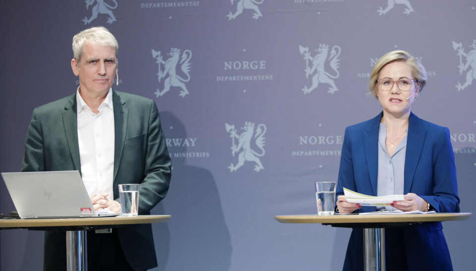 NYTT BASISTILSKUDD: Helse- og omsorgsminister Ingvild Kjerkol (Ap) og assisterende helsedirektør Olav Valen Slåttebrekk da de orienterte om endringene i grunnlønnen til fastlegene – basisfinansieringen. NYTT BASISTILSKUDD: Helse- og omsorgsminister Ingvild Kjerkol (Ap) og assisterende helsedirektør Olav Valen Slåttebrekk da de orienterte om endringene i grunnlønnen til fastlegene – basisfinansieringen.