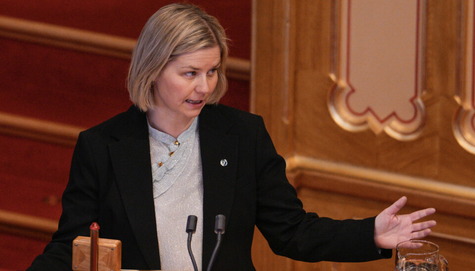 Venstres leder Guri Melby stilte spørsmål om det er bemanningsproblemer eller færre fødsler som er årsaken til nedleggelsen.