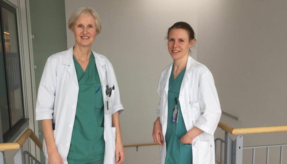 Legene Kristin Helset (t.v.) og Mie Cappelen Skovholt ved St. Olavs hospital vil ha tilbake sitt gamle journalsystem.