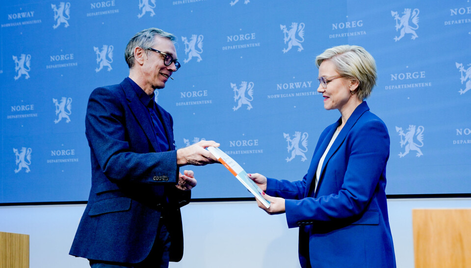 FIKK RAPPORT: Sykehusutvalget med utvalgsleder Jon Magnussen leverer sin utredning til helse- og omsorgsminister Ingvild Kjerkol i Marmorhallen i Oslo. Foto: Lise Åserud / NTB FIKK RAPPORT: Sykehusutvalget med utvalgsleder Jon Magnussen leverer sin utredning til helse- og omsorgsminister Ingvild Kjerkol i Marmorhallen i Oslo. Foto: Lise Åserud / NTB