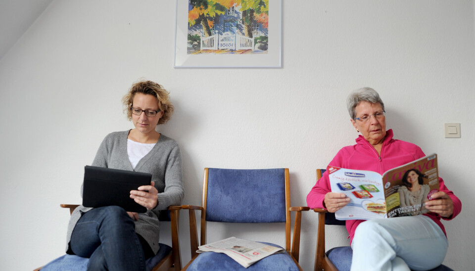 PÅ VENTEROMMET: – Hvis fastlegene kan bruke opp mot 30 prosent mer tid på pasientrettet arbeid, kan pasientlistene også være lengre. Dette betyr økt fastlegedekning per fastlege, og økt inntjening for fastlegene, skriver artikkelforfatteren.