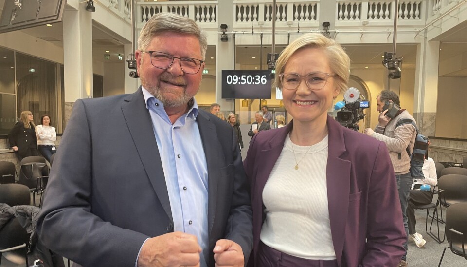 Stein A. Ytterdahl har ledet varselutvalget overrakte rapporten til helseminister Ingvild Kjerkol.