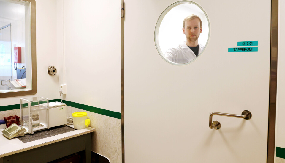 OVERSIKT: I FHI-bygget på Lindern kommer prøver fra hele Norge for å bli analysert. Rasmus Riis Kopperud er overingeniør ved seksjon for influensa og andre luftveisvirus. OVERSIKT: I FHI-bygget på Lindern kommer prøver fra hele Norge for å bli analysert. Rasmus Riis Kopperud er overingeniør ved seksjon for influensa og andre luftveisvirus.