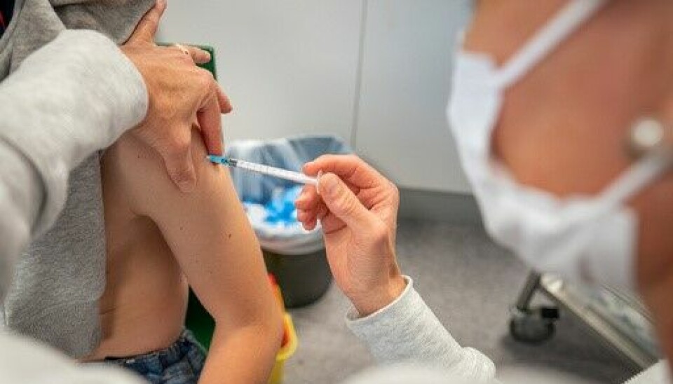 Barn under 18 år fikk tilbud om vaksine mot covid-19 i Norge i 2021. Her er det en 13-åring som fikk første dose med Pfizer-vaksine på Bjerke vaksinesenter i Oslo i august 2021.
