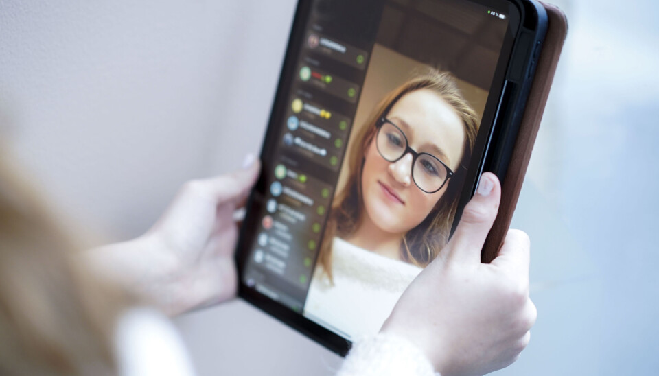 VIDEO: Folk som ringer nødnumrene, kan nå gi operatøren tillatelse til å se gjennom mobilkameraetIllustrasjonsbilde: Lise Åserud / NTB VIDEO: Folk som ringer nødnumrene, kan nå gi operatøren tillatelse til å se gjennom mobilkameraetIllustrasjonsbilde: Lise Åserud / NTB