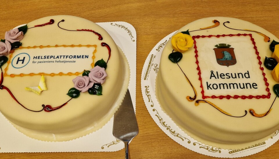 KAKER FOR HELSEPLATTFORMEN: Helseplattformen for pasientens helsetjeneste, står det på kaken til venstre. Foto: Helseplattformen AS