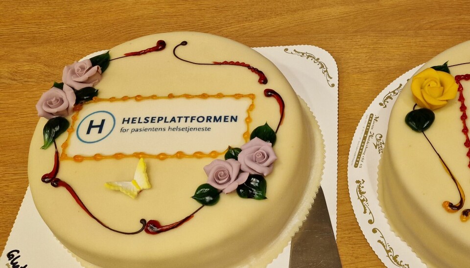 KAKER FOR HELSEPLATTFORMEN: Helseplattformen for pasientens helsetjeneste, står det på kaken til venstre. Bildet er tatt i forbindelse med innføringen i Ålesund kommune. Foto: Helseplattformen AS
