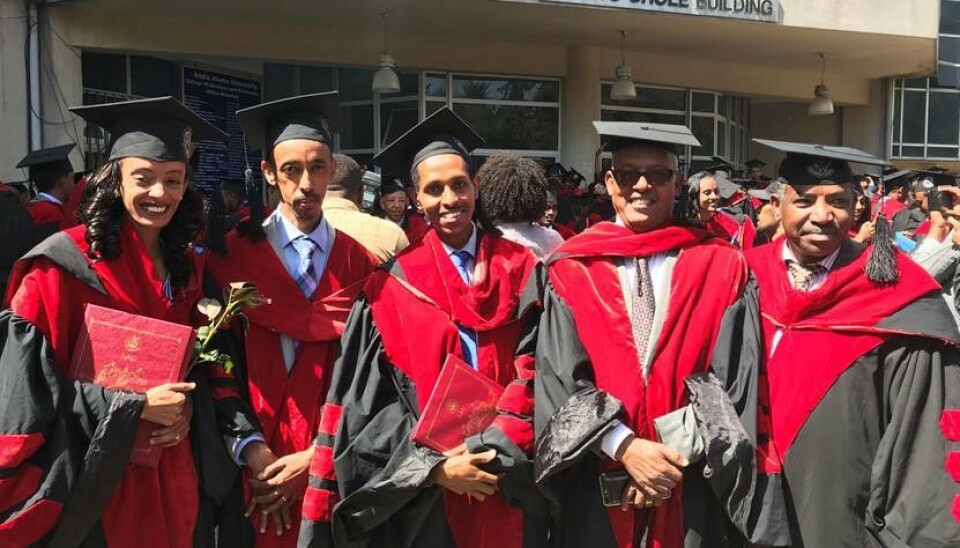 SAMARBEID: Bildet viser det første kullet med onkologer som ble uteksaminert i 2017, som følge av et samarbeid mellom Oslo universitetssykehus og Black Lion Hospital i Addis Abeba. Dr. Edom Seife (t.v.), som nå er sjef for kreftavdelingen ved Black Lion Hospital, ble Etiopias første kvinnelige onkolog. OUS-overleger har bidratt blant annet med forelesninger og veiledning. SAMARBEID: Bildet viser det første kullet med onkologer som ble uteksaminert i 2017, som følge av et samarbeid mellom Oslo universitetssykehus og Black Lion Hospital i Addis Abeba. Dr. Edom Seife (t.v.), som nå er sjef for kreftavdelingen ved Black Lion Hospital, ble Etiopias første kvinnelige onkolog. OUS-overleger har bidratt blant annet med forelesninger og veiledning.