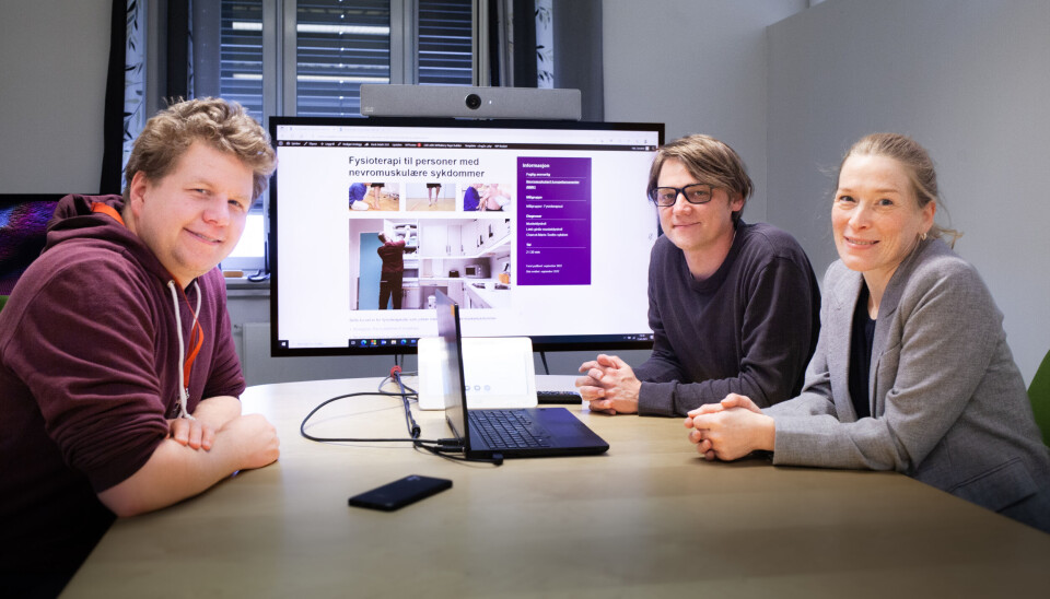 ET TASTETRYKK UNNA: Oversikten på Sjelden-portalen sender leserne videre til en internasjonal database med mye oppsamlet kunnskap, forteller faglig leder Elisabeth Bækken i Team for digital læring ved Nasjonal kompetansetjeneste for sjeldne diagnoser. Her er hun avbildet sammen med resten av teamet; rådgiverne Sondre Lysne (t.v.) og Rasmus Dinessen. ET TASTETRYKK UNNA: Oversikten på Sjelden-portalen sender leserne videre til en internasjonal database med mye oppsamlet kunnskap, forteller faglig leder Elisabeth Bækken i Team for digital læring ved Nasjonal kompetansetjeneste for sjeldne diagnoser. Her er hun avbildet sammen med resten av teamet; rådgiverne Sondre Lysne (t.v.) og Rasmus Dinessen.