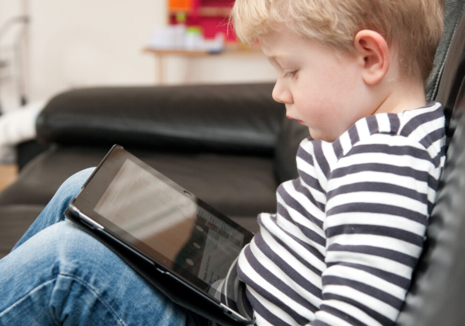 SPRÅKSANSEN SVEKKES: – Skjermlesing er noe annet enn å lese på papir, og språksansen svekkes i vår digitale tid der lyd, bilder og animasjoner erstatter tekst. At barn leser færre bøker enn før, medfører dårligere leseferdigheter senere i livet, mener artikkelforfatteren.