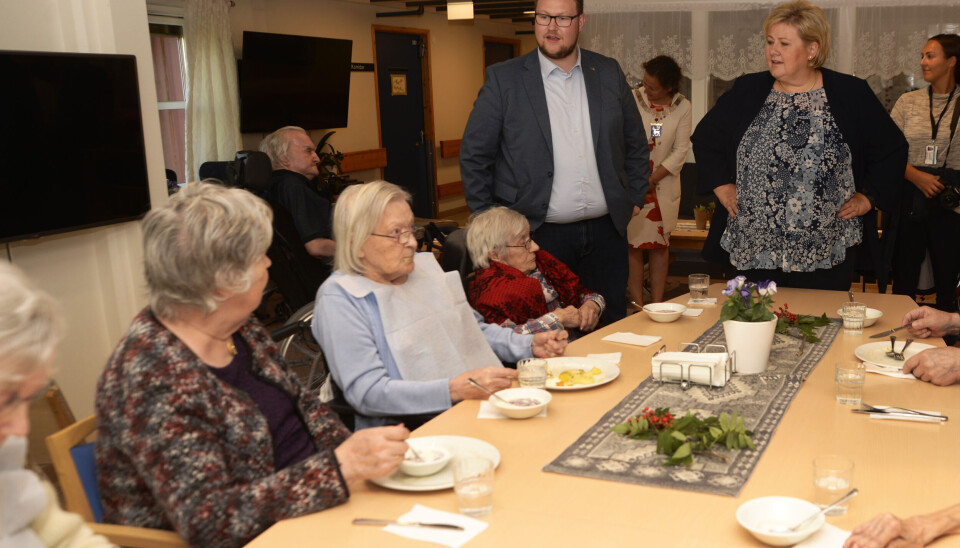 STILLER KRAV: Høyres Erlend Svardal Bøe sammen med partileder og daværende statsminister Erna Solberg under et besøk på Kvaløysletta sykehjem i Tromsø i 2018. Torsdag vil Bøe fremme forslag i Stortinget om at regjeringen styrker arbeidet med møte bølgen av demente i befolkningen. Foto: Rune Stoltz Bertinussen / NTB