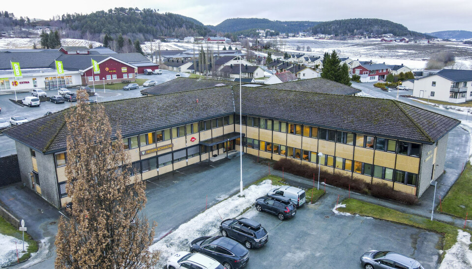 Den tidligere kommuneoverlegen er tiltalt for ulike grader av seksuelle overgrep og misbruk av stillingen sin mot totalt 96 kvinner, 88 av dem for voldtekt, i perioden 2004 til 2022. Kommunehuset i Frosta i Trøndelag.