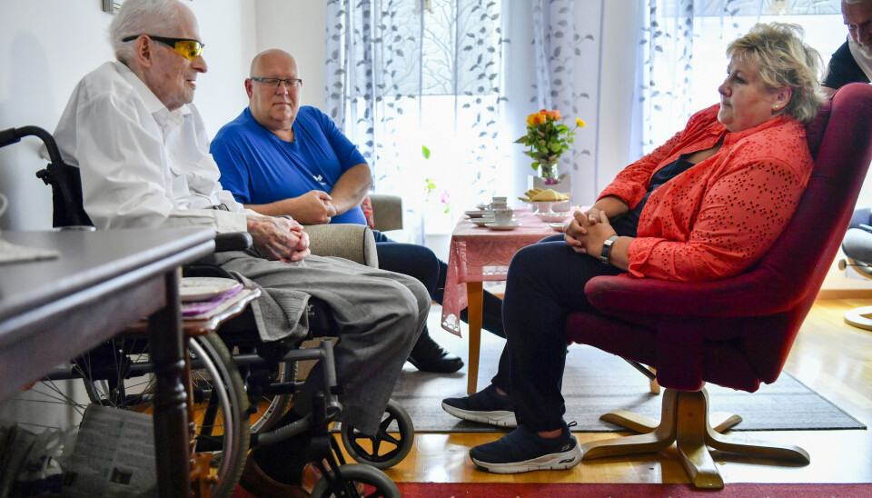 Høyre lover at deres lokalpolitikere skal jobbe for å få flere faglærte i eldreomsorgen. Partileder Erna Solberg har en «nasjonal ambisjon» om å kutte andelen ufaglærte med ti prosent innen 2030. Torsdag besøkte hun Fredlundskogen sykehjem i Mosjøen, som har vunnet pris for sin satsing på mat.