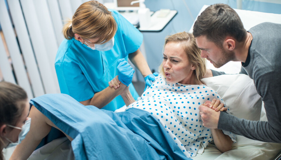 REELLT PROBLEM: Obstetrisk vold er et globalt problem. Det omfatter alt fra fysisk mishandling til at kvinnen blir skjelt ut eller snakket stygt til, at hun blir neglisjert, krenket eller vist manglende respekt under fødsel. REELLT PROBLEM: Obstetrisk vold er et globalt problem. Det omfatter alt fra fysisk mishandling til at kvinnen blir skjelt ut eller snakket stygt til, at hun blir neglisjert, krenket eller vist manglende respekt under fødsel.