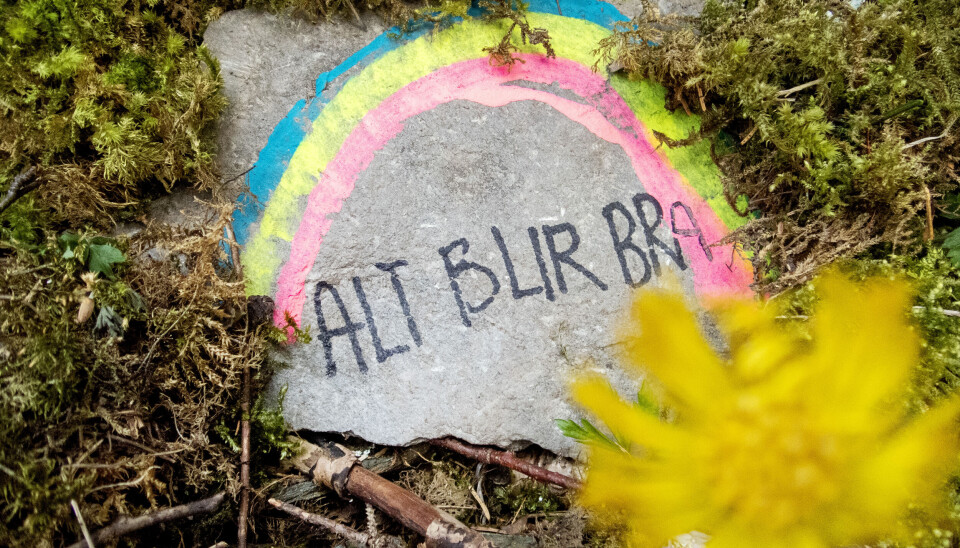 PANDEMI: Over hele landet laget barn og unge regnbuer med budskapet under pandemien. Illustrasjonsfoto:
