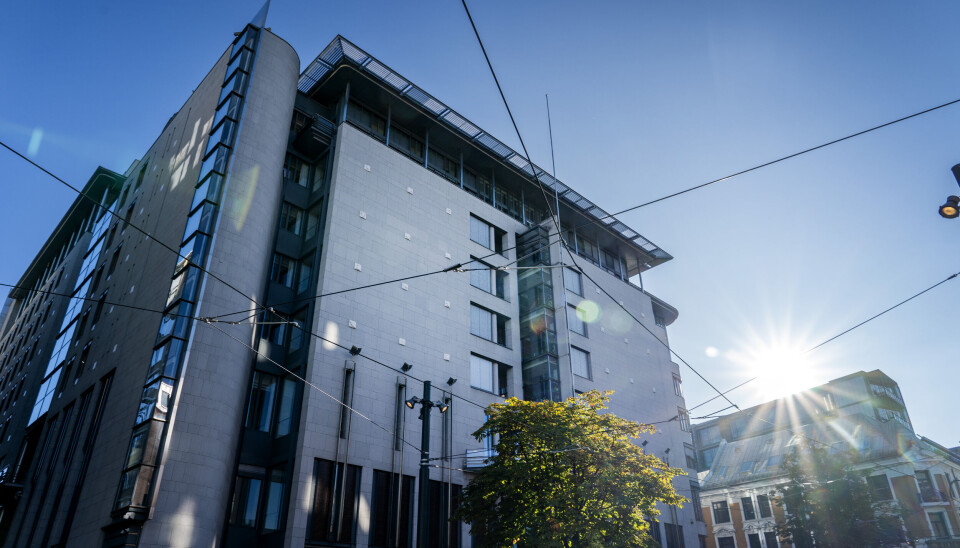 TINGRETTEN: En fastlege står i Oslo tingrett tiltalt for å ha snikfilmet kollegaen på legekontoret etter at hun ikke gjengjeldte hans følelser. TINGRETTEN: En fastlege står i Oslo tingrett tiltalt for å ha snikfilmet kollegaen på legekontoret etter at hun ikke gjengjeldte hans følelser.