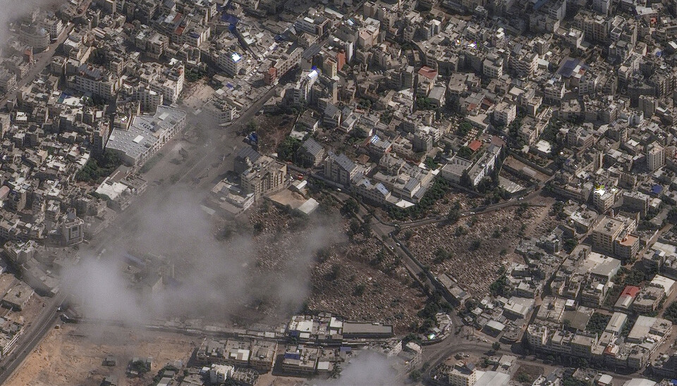 ANGREP SYKEHUS: Et satellittfoto tatt onsdag 18. oktober viser al-Ahli-sykehuset (midten av bildet) i Gaza by etter en dødelig eksplosjon. Foto: ©2023 Maxar Technologies via AP / NTB