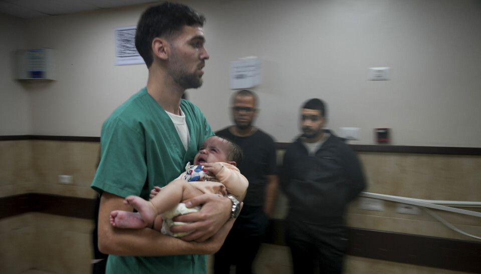 FØDES I KRIG: En palestinsk baby som ble såret i et israelsk luftangrep, tas til et sykehus i Deir al-Balah. Bildet er fra 14. november. Foto: Hatem Moussa / AP / NTB
