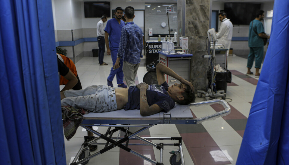 SHIFA-SYKEHUSET: En palestinsk gutt som ble såret i et israelsk luftangrep, ankommer akuttavdelingen ved Shifa-sykehuset. Bildet er fra 17. oktober. Natt til onsdag inntok israelske styrker sykehuset, Gazas største. Foto: Abed Khaled / AP / NTB